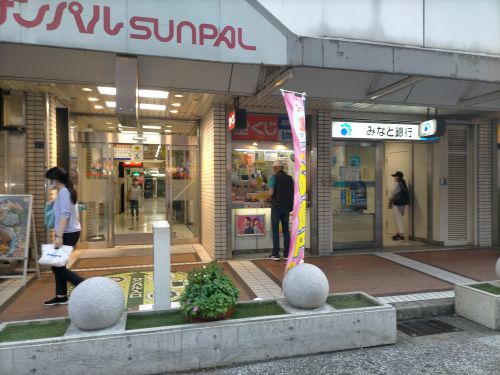 宝くじ売り場の北側入口よりサンパルに入ります