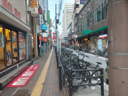 サンパルの北側の道路を東に
