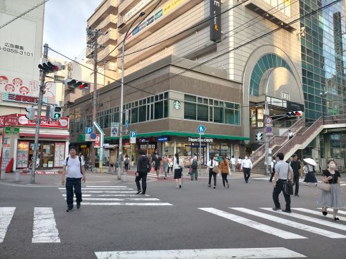交差点を渡る