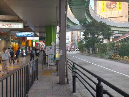 バス乗り場を東に